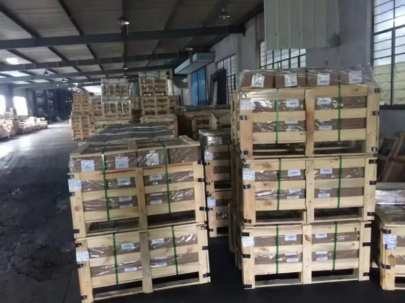 Bulk bolts nuts threaded rods packing for export shipment, Ningbo fastener factory warehouse